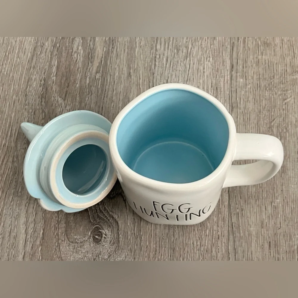 Rae Dunn Gnome Topper Egg Hunting mug white / light blue